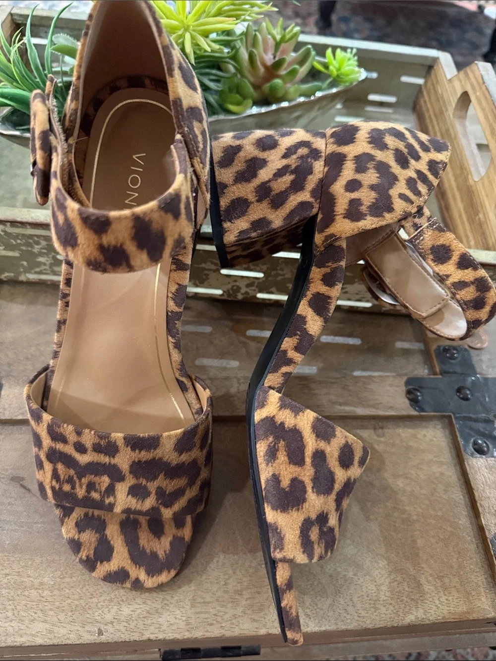 Vionic stylish leopard